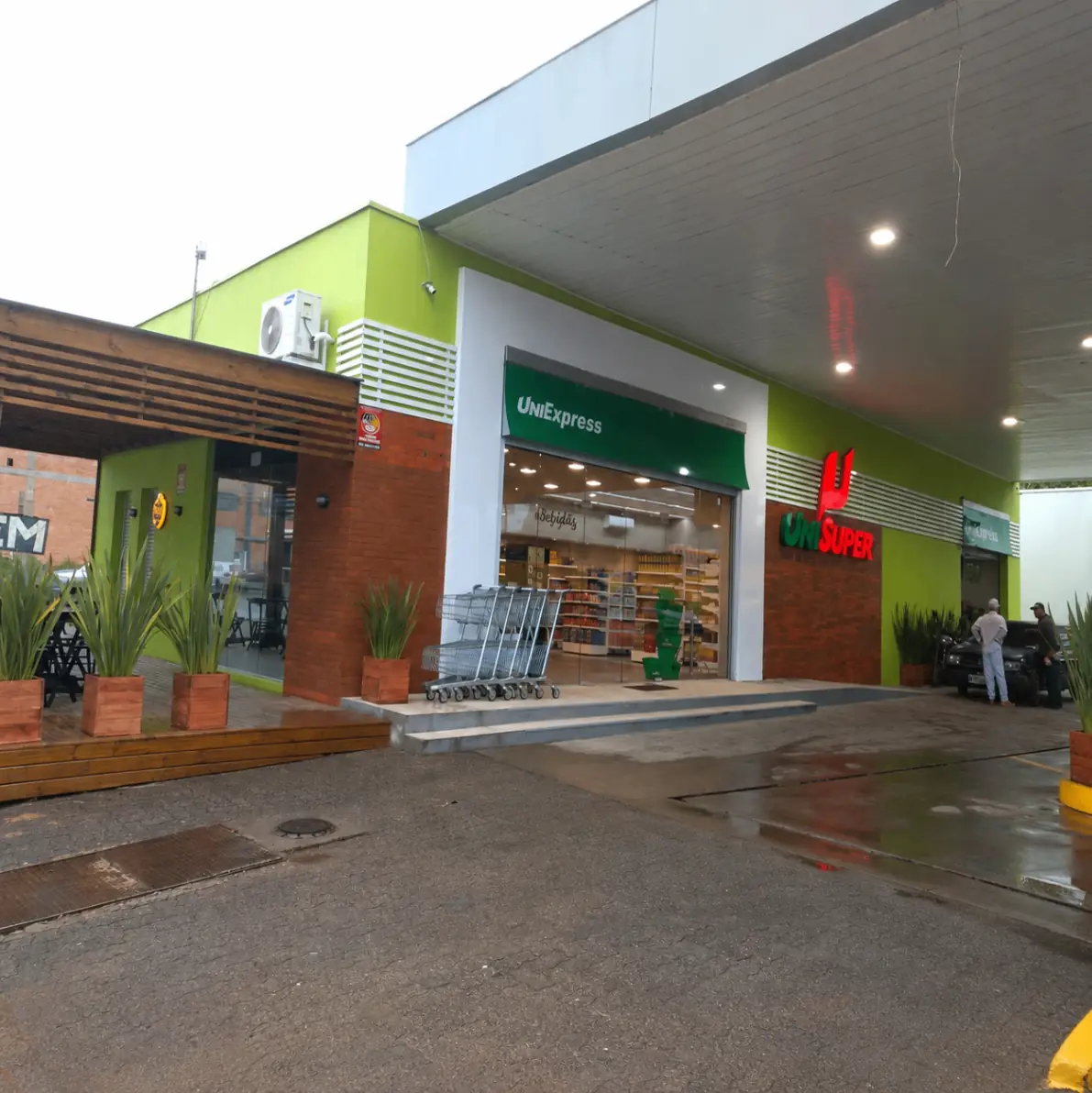 Loja UniExpress com acesso coberto e vitrine iluminada.