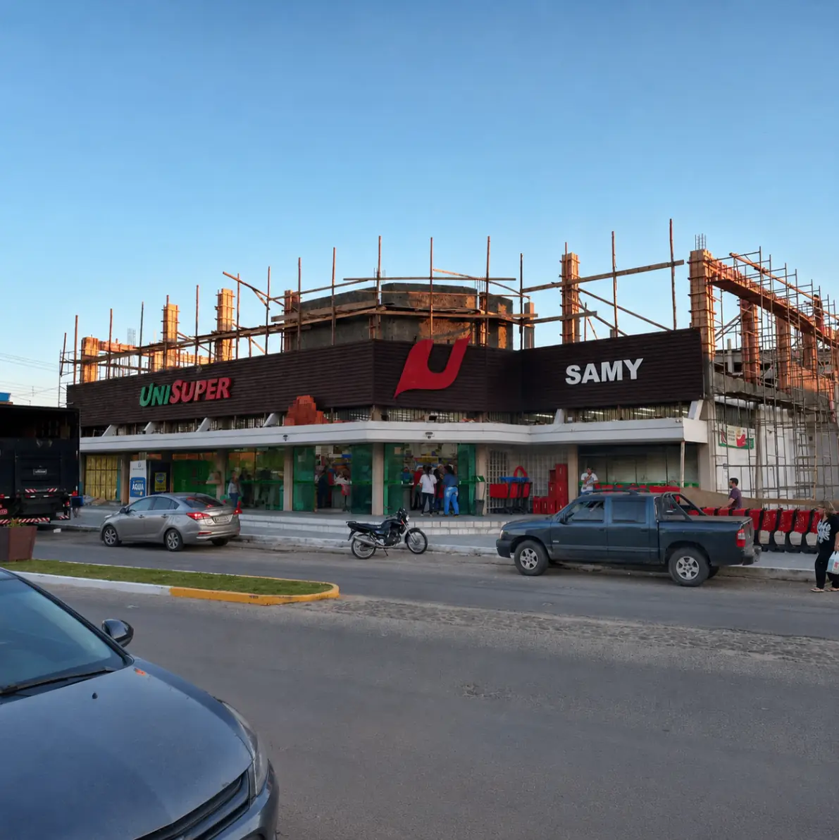 Supermercado em implantação com marca UniSuper e estrutura em obra.