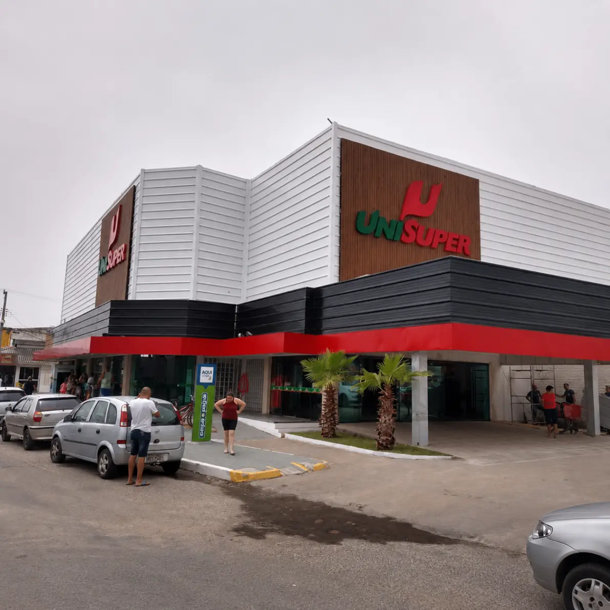 Unidade UniSuper em esquina com fachada ampla e estacionamento frontal.